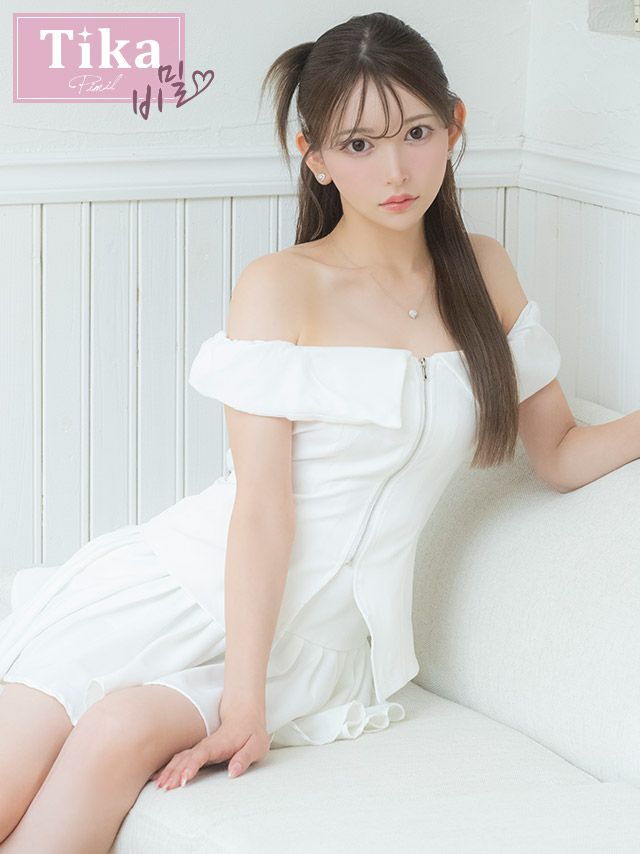 [韓国ドレス] ワンピース セットアップ Aライン ミニドレス シンプル オフショルダー 大人 上品 ジップ プリーツ 同伴 (黒崎みさ着用) [TikaPimil]