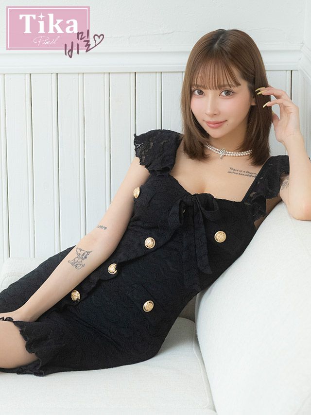 [韓国ドレス] タイトミニドレス シンプル 総レース 大人 ノースリーブ ストレッチ ブラジャーのまま ネックリボン ゴールドボタン 裾フリル (PyunA.着用) [TikaPimil]